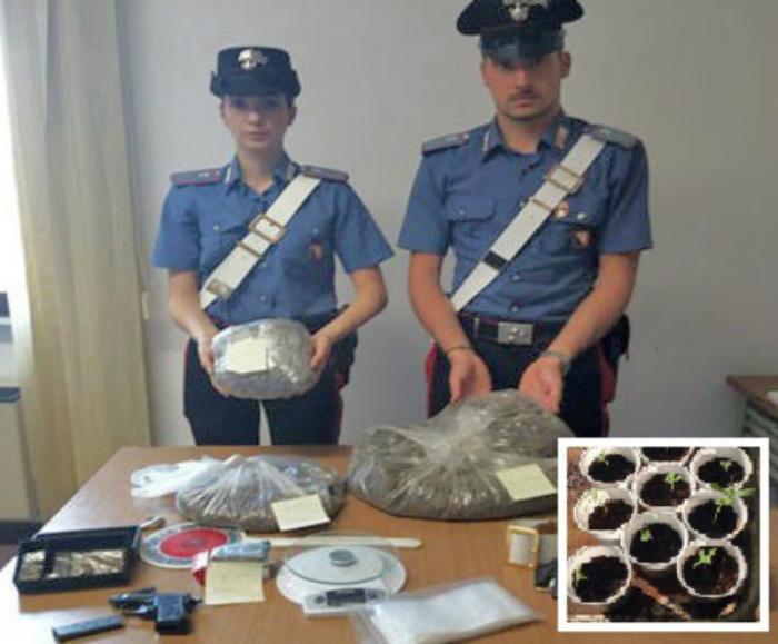 I carabinieri mostrano la droga e la pistola sequestrati