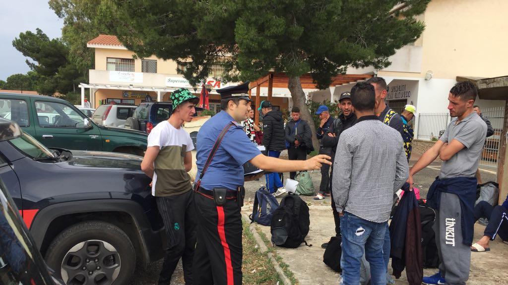 Barchino con undici migranti si incaglia davanti a Porto Pino