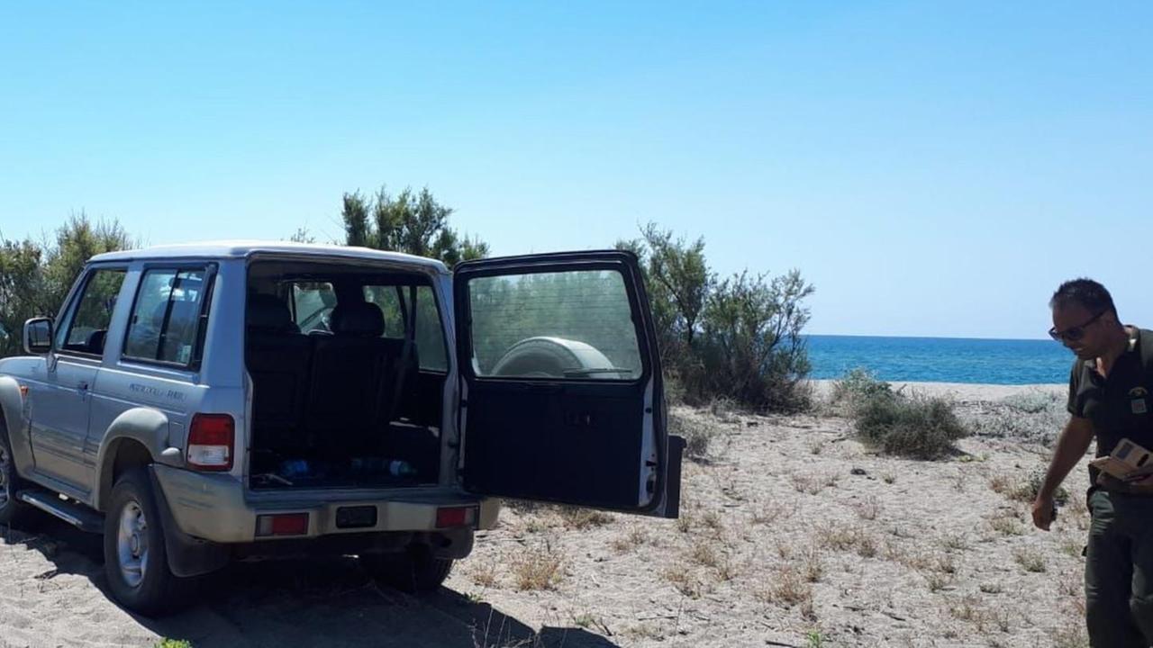 Furti di sabbia e auto sugli arenili: la Sardegna si difende con le prime multe 