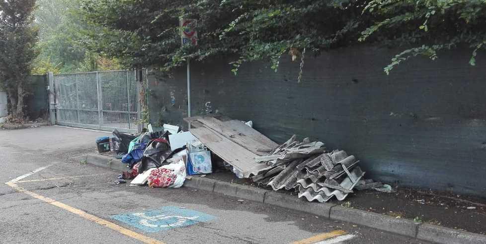 Le lastre di eternit abbandonate davanti al centro di raccolta di Montecavolo