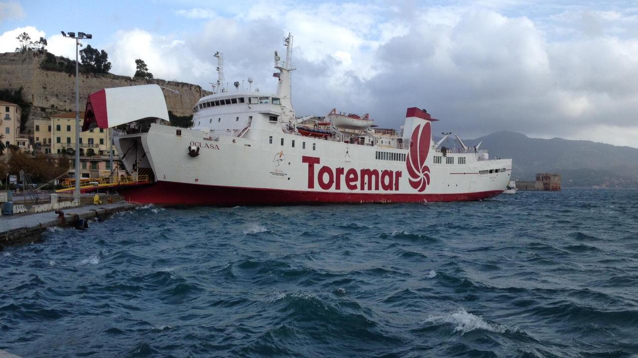 Un traghetto della compagnia Toremar all'Isola d'Elba (Foto Giò di Stefano)