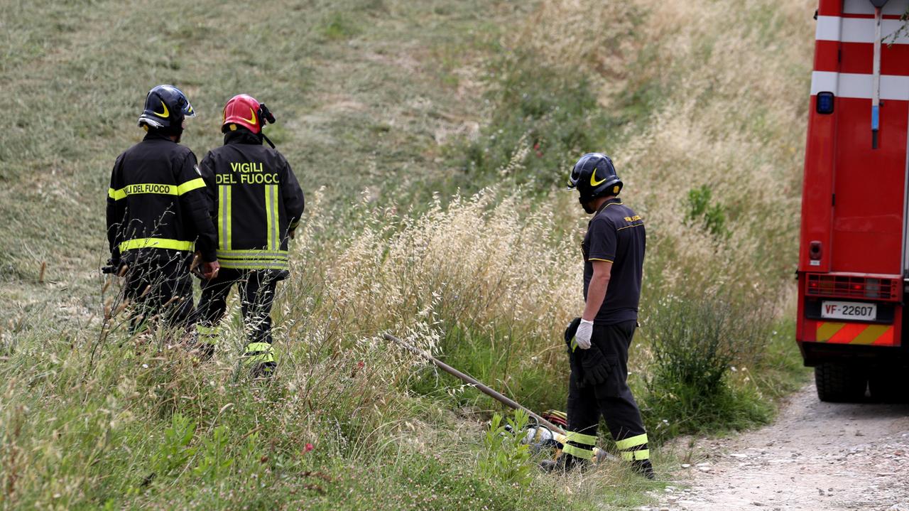 Vanno a spegnere un incendio e trovano un corpo carbonizzato