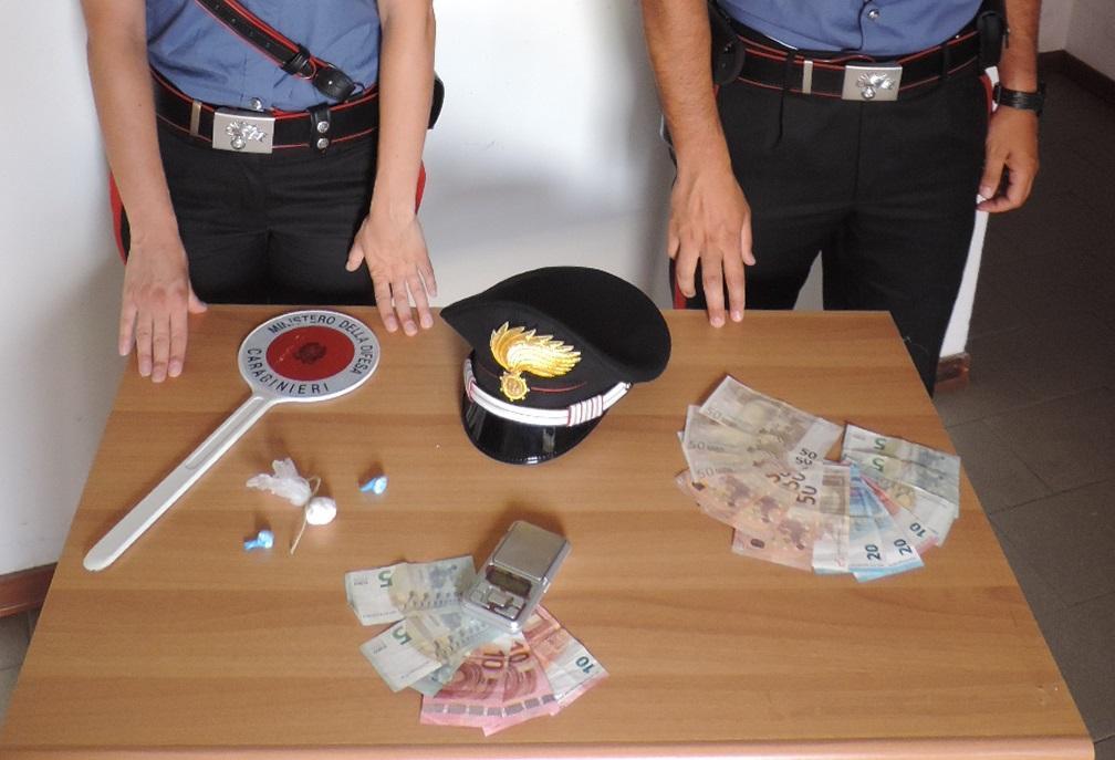 La droga e il denaro sequestrati dai carabinieri