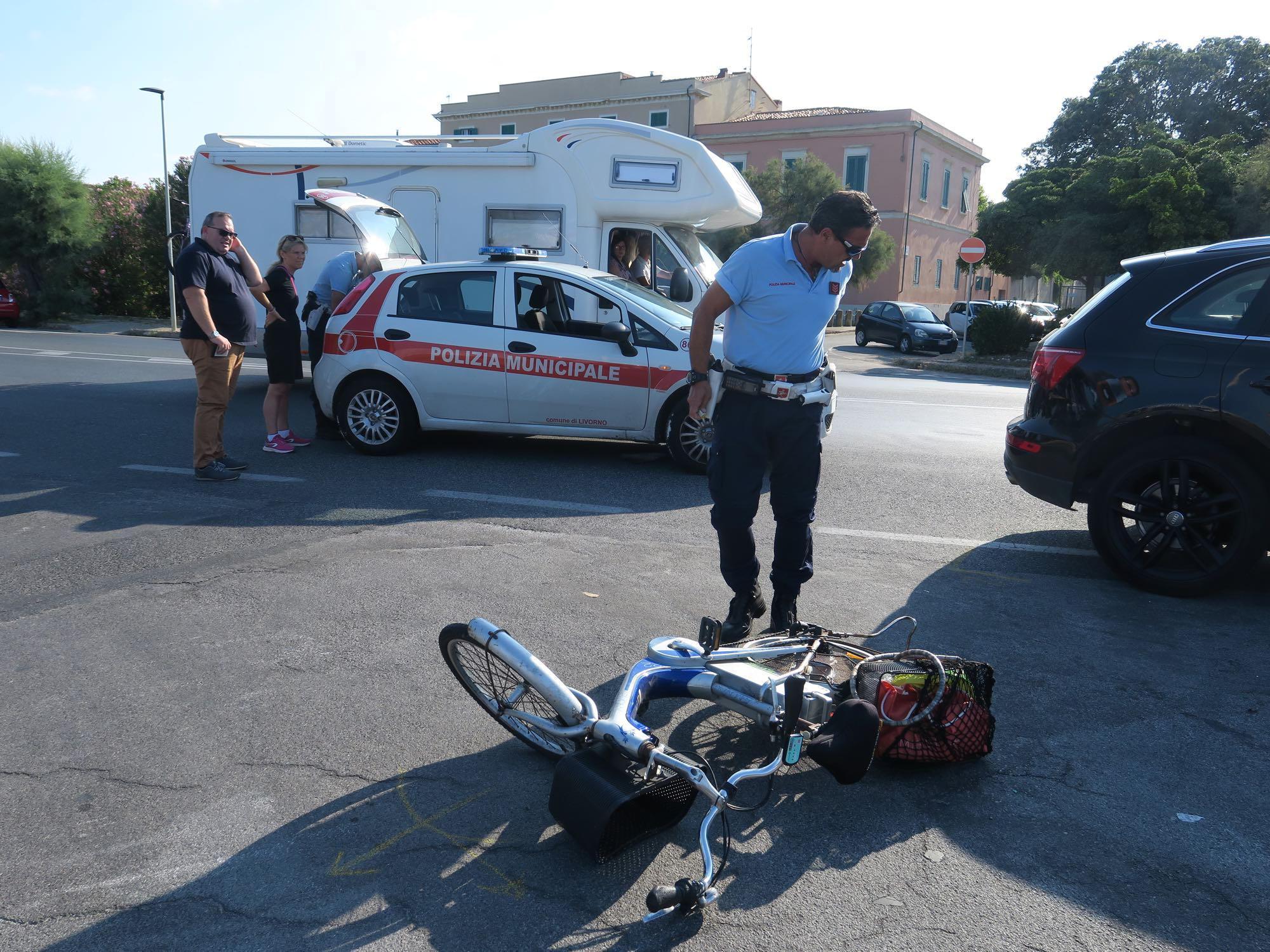 Auto contro bici, altro incidente grave sul viale Italia 