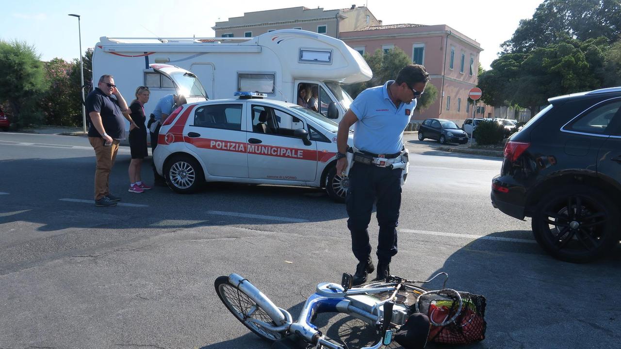 Auto contro bici, altro incidente grave sul viale Italia