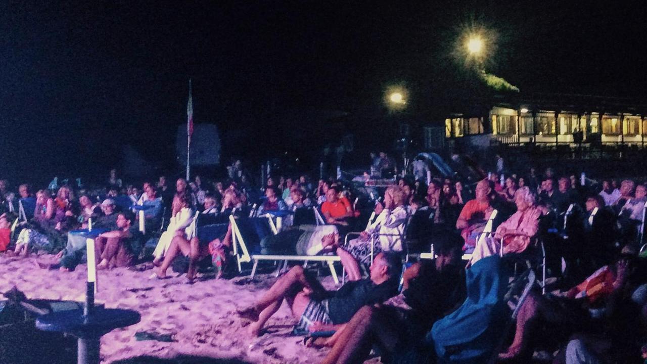 Undici sere illuminate dai film nelle spiagge di Alghero