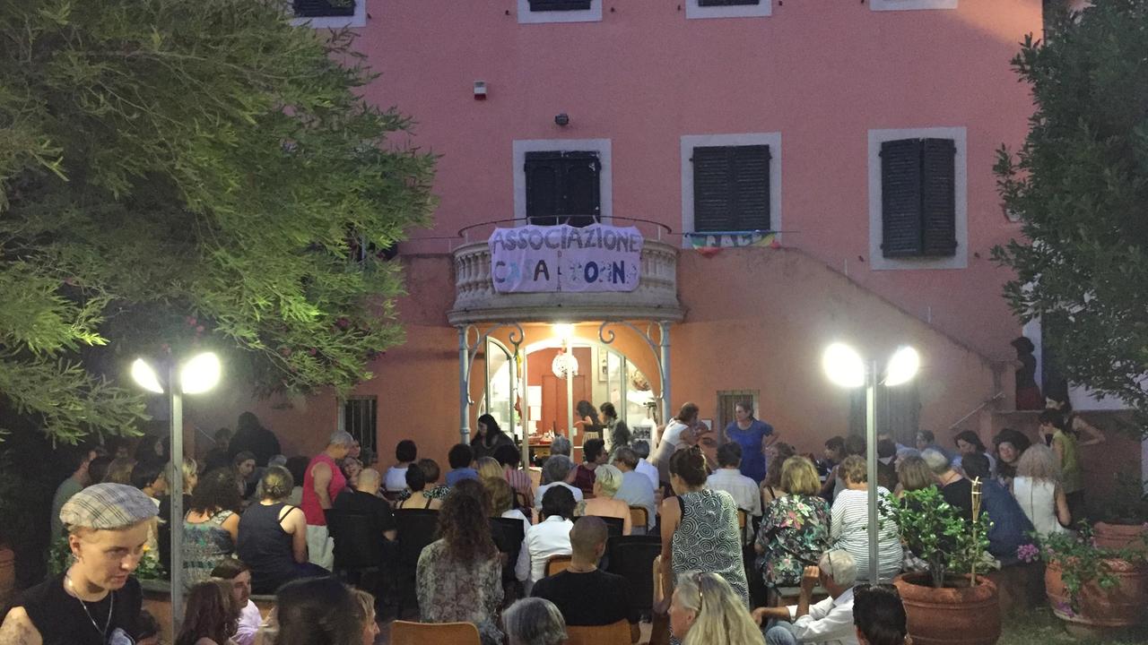 Un'immagine dell'assemblea organizzata alla Casa della donna