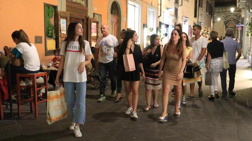 Ancora non funziona l’apertura dei negozi il martedì sera 