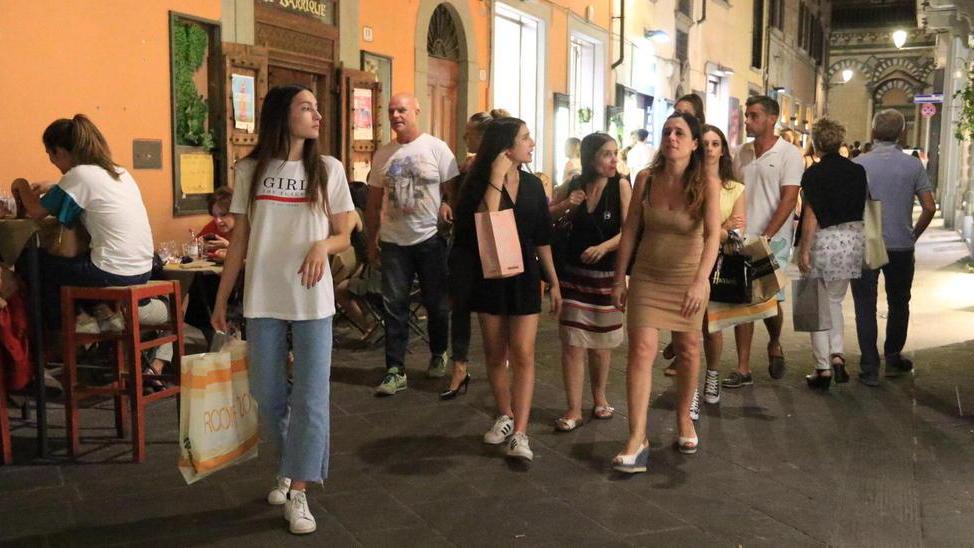 Ancora non funziona l’apertura dei negozi il martedì sera