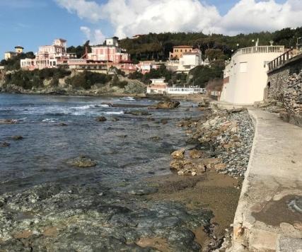 Via al ripascimento nella baia tra ritardi, polemiche e disagi 