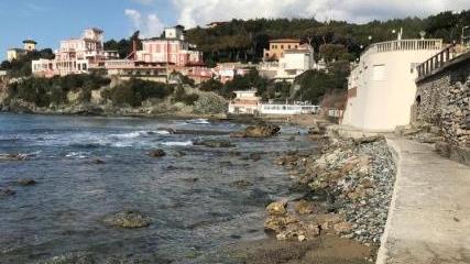 Via al ripascimento nella baia tra ritardi, polemiche e disagi