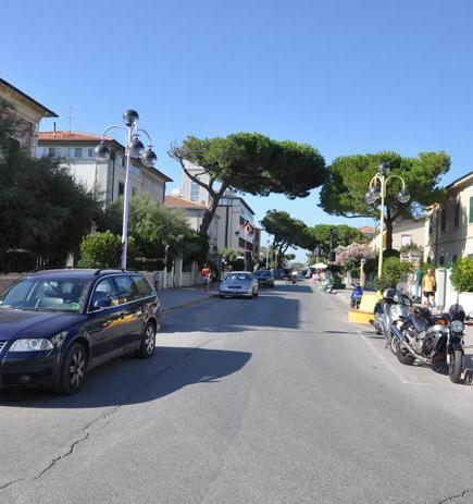 Auto dentro la Ztl sul viale di Marina la rabbia dei residenti 