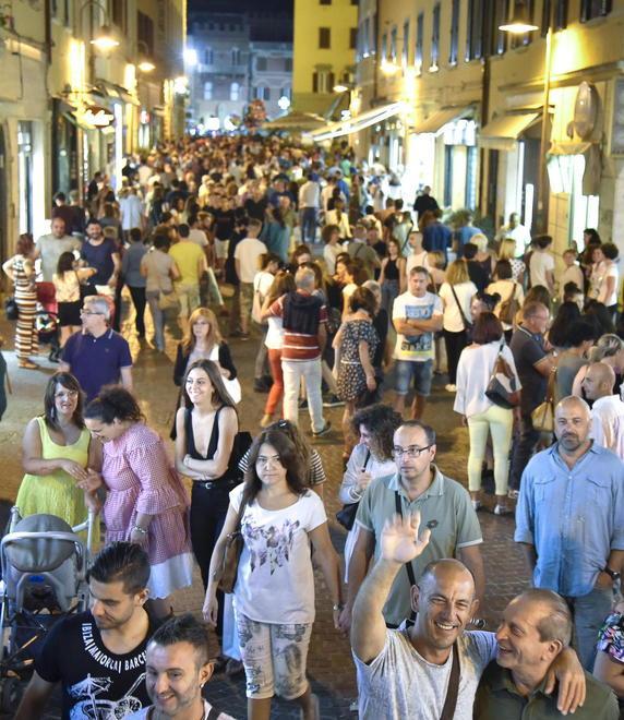 Notte sì, ma di giovedì Shopping, musica e poi la gara di selfie 