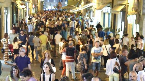Notte sì, ma di giovedì Shopping, musica e poi la gara di selfie