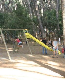 Dopo l’abbattimento dei pini i giochi “cuociono” al sole 