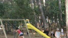 Dopo l’abbattimento dei pini i giochi “cuociono” al sole