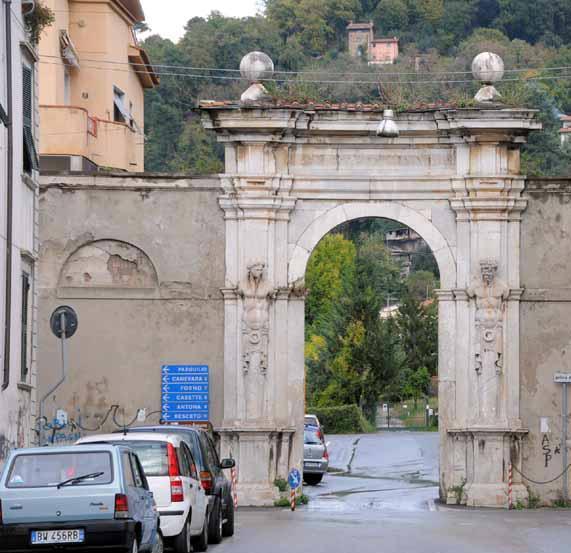 Parcheggio al Pomario Ducale Apuamater chiede controlli 