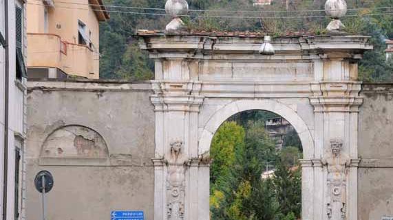 Parcheggio al Pomario Ducale Apuamater chiede controlli