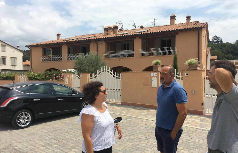 Piomba in una villetta e punta la pistola a due donne 