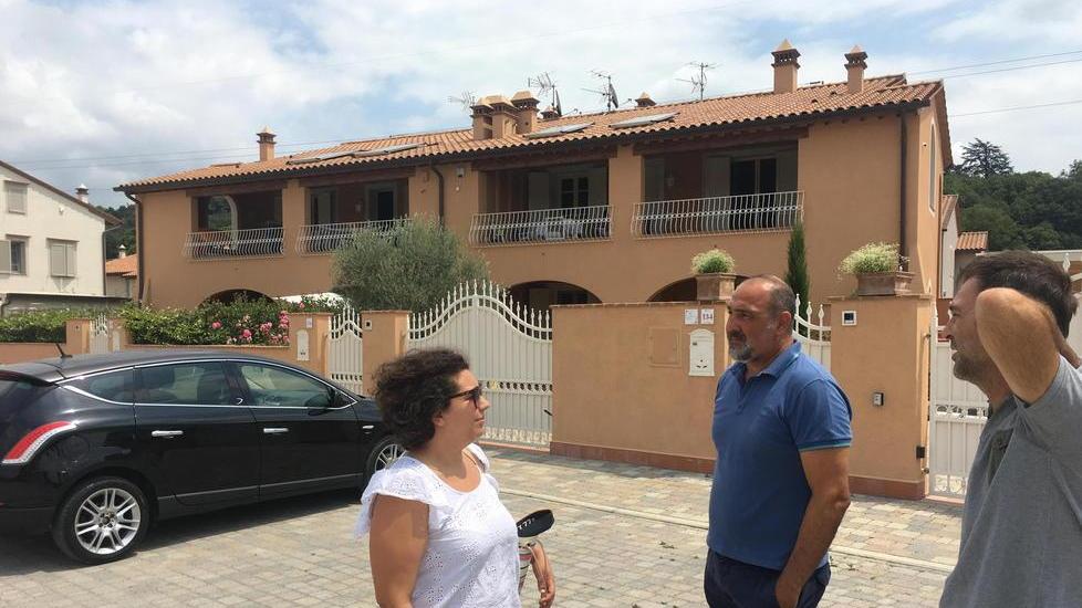 Piomba in una villetta e punta la pistola a due donne