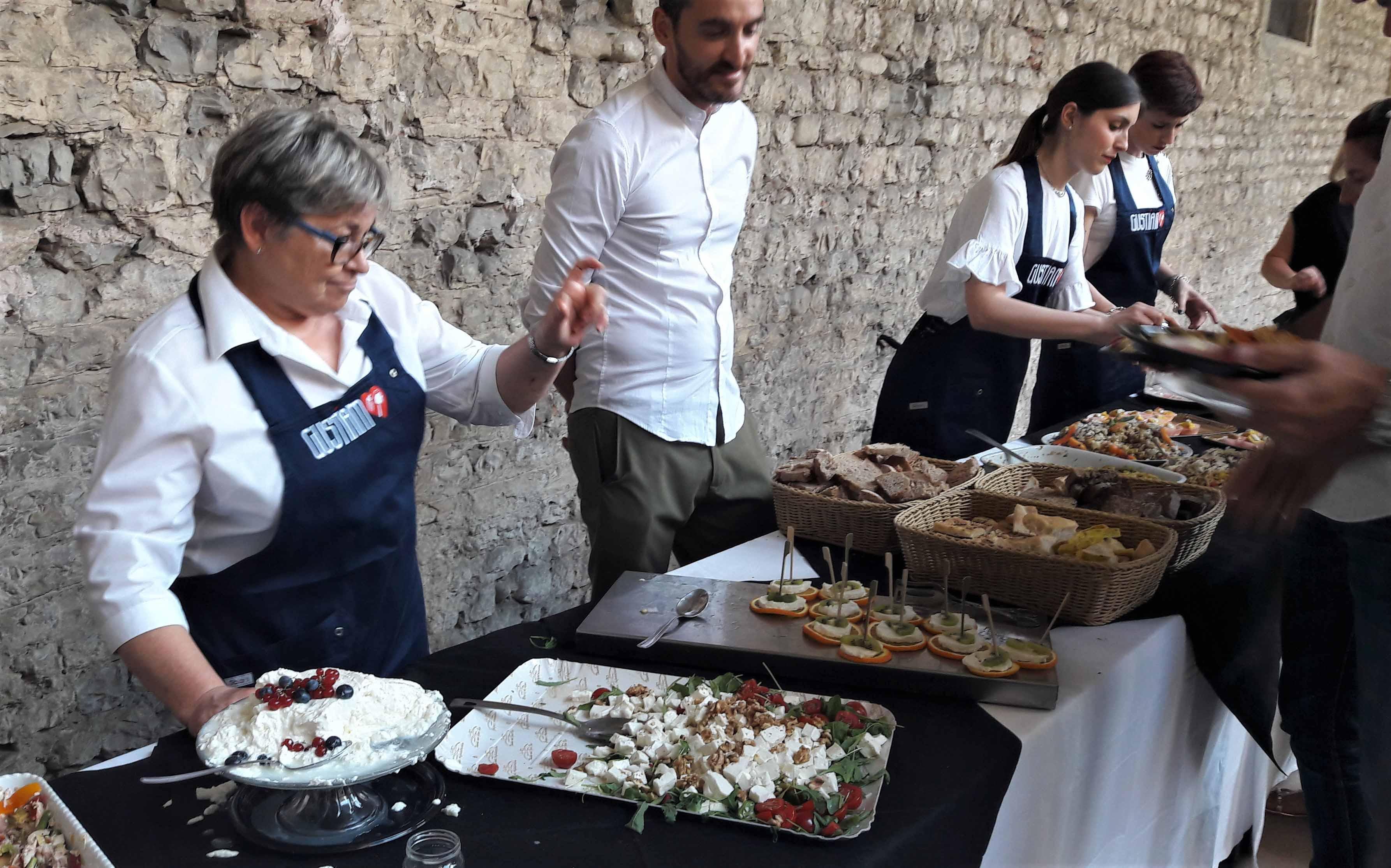 Uno degli stand di Gustiamo nel chiostro di San Domenico