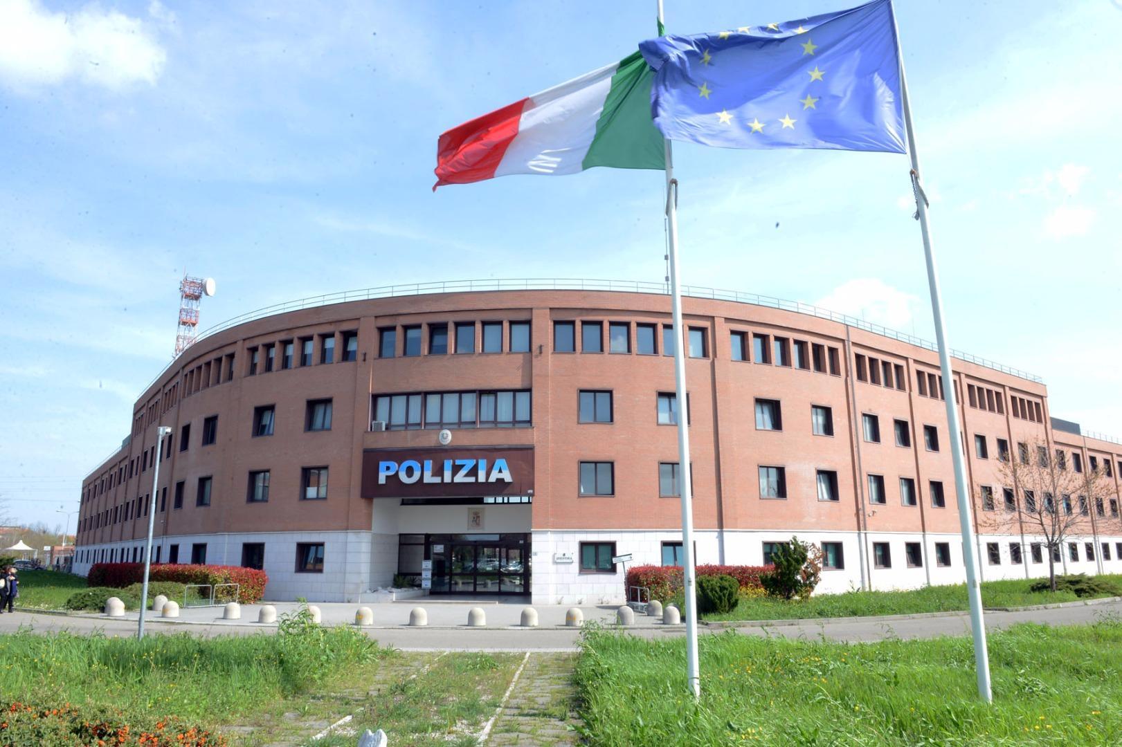 Modena: picchia la moglie poi scende in strada armato