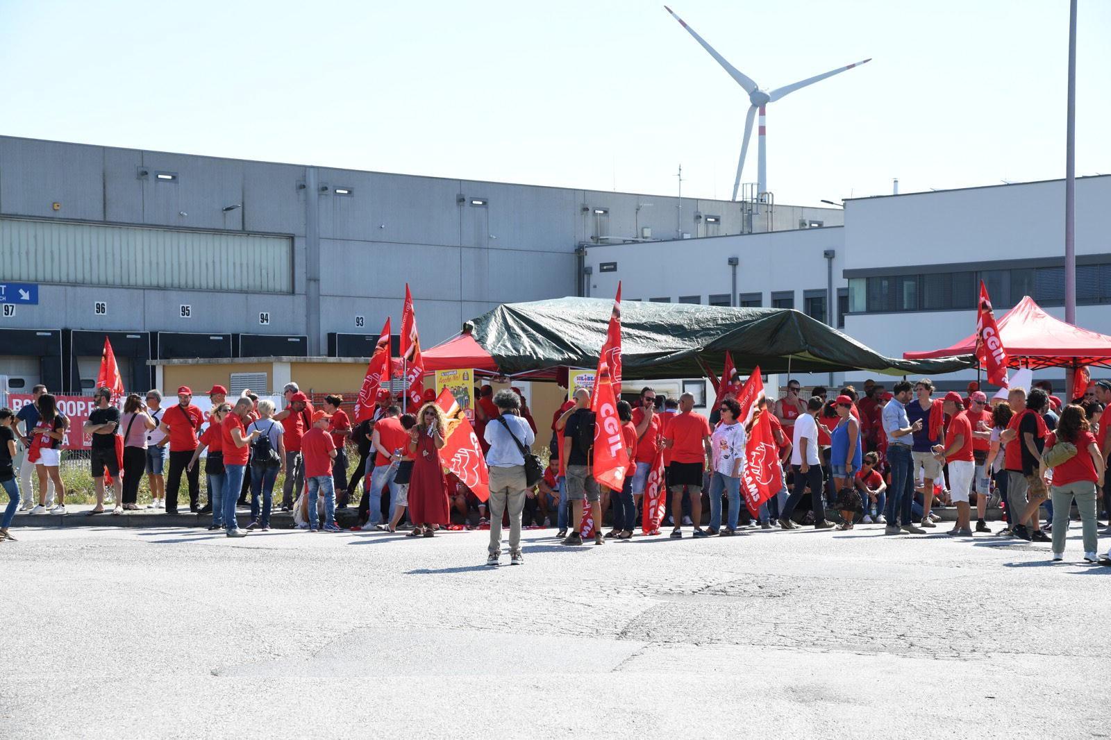 Lavoratori della Lidl e  sindacalisti della Filcams durante lo sciopero al magazzino di Pontedera (Foto F. Silci)