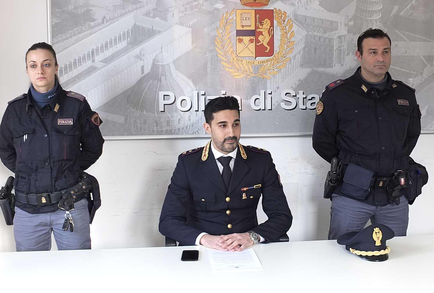 Al centro il capo delle volanti Fabrizio Valerio Nocita