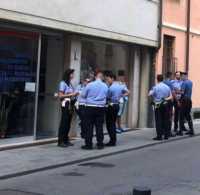 Reggio Emilia, paura in via Secchi: sarta rapinata e ferita da tre criminali 