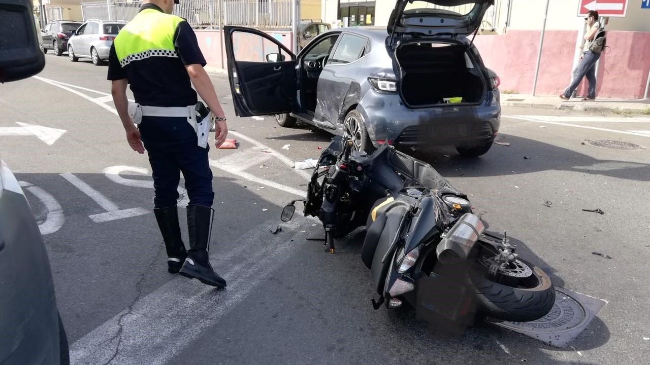 Con lo scooter contro un'auto, gravissimo un 24enne di Cagliari
