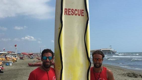 Salvati due inglesi presi dalla risacca vicino al Pontile