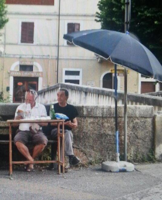 Con l’ombrellone in strada i pensionati rischiano la multa 