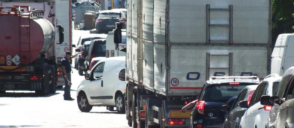 Un’ora di caos e lunghe file per uno scontro in via Cavallotti 