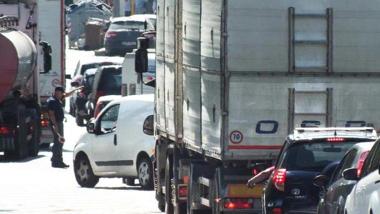 Un’ora di caos e lunghe file per uno scontro in via Cavallotti