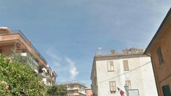 Il figlio non risponde e la porta viene forzata ma lui dorme a letto