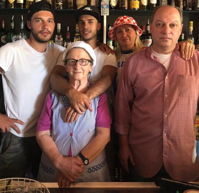 Da nonna Caterina a Canapone Al bar Sport la cortesia è nel dna 