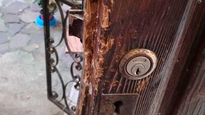 Condominio “sequestrato” da alcuni ospiti C’è l’esposto