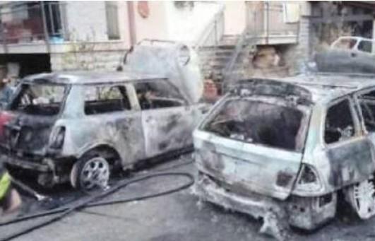 Stalker condannato a 4 anni Bruciò le auto delle zie 