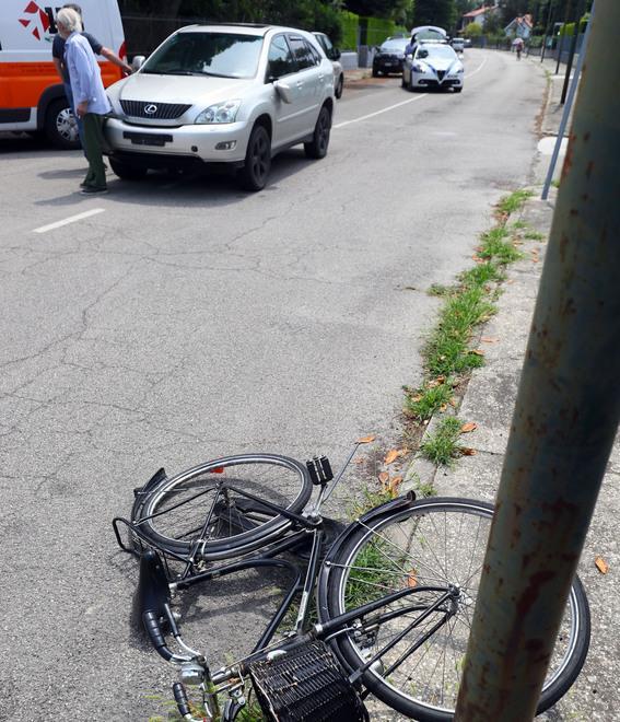 Non si ferma allo stop e un suv la travolge Giovane ciclista ferita