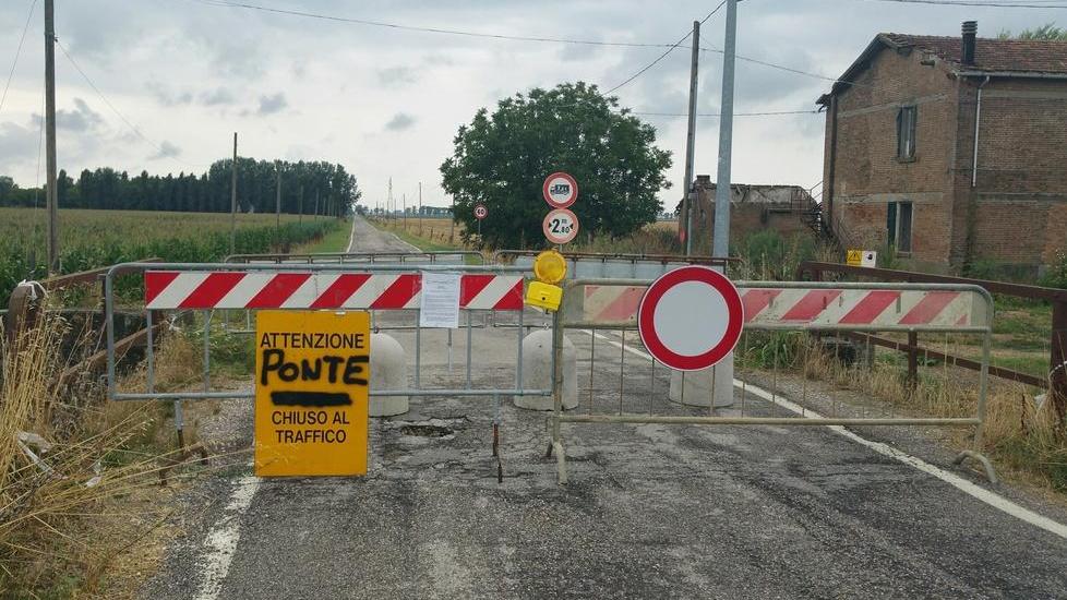 Danni al ponte e strada rovinata Via Manfrinati chiusa al traffico