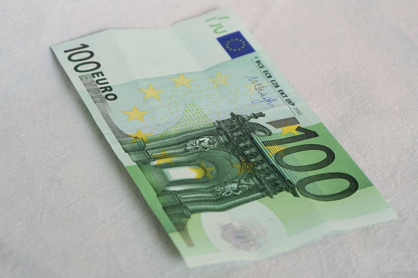 Entra in macelleria e prende cento euro: "Questi sono miei"