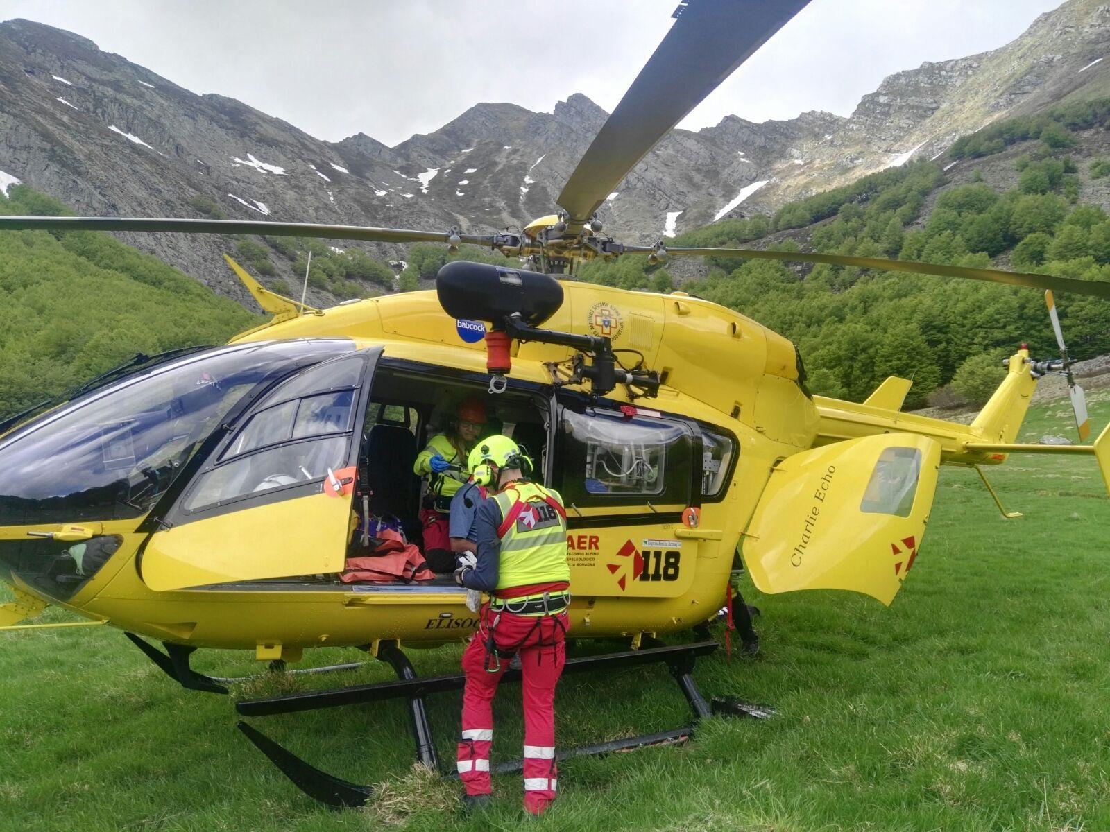 Finisce con l'auto contro una pianta, 21enne soccorso con l'elicottero