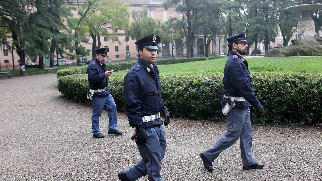 Reggio Emilia, sceglievano vittime a caso e le picchiavano: denunciato il capo di una baby gang
