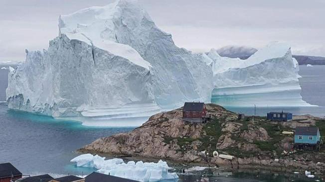 Iceberg minaccia un paesino della Groenlandia 