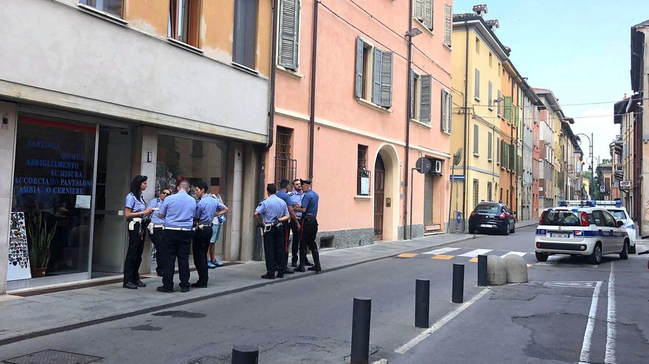 Reggio Emilia, identificati in meno di 24 ore i rapinatori che hanno assalito la sarta di via Secchi