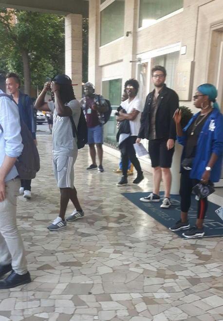 I Gorillaz in hotel a Pisa I fans li attendono per ore