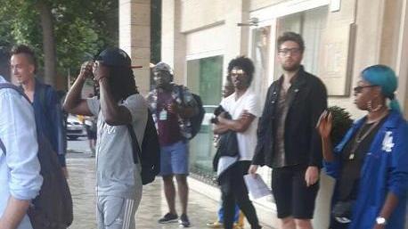 I Gorillaz in hotel a Pisa I fans li attendono per ore