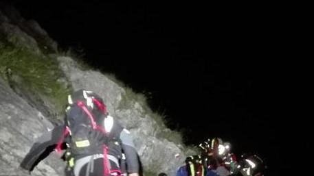 Escursionista esausto soccorso dagli alpinisti