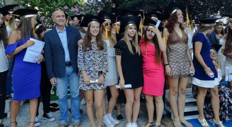 La festa dell’Isis per diplomati e “centisti”