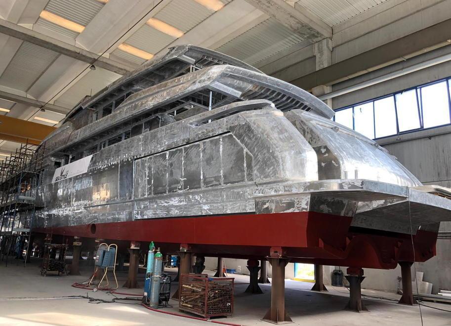 Pronto al varo lo scafo di un superyacht di lusso 